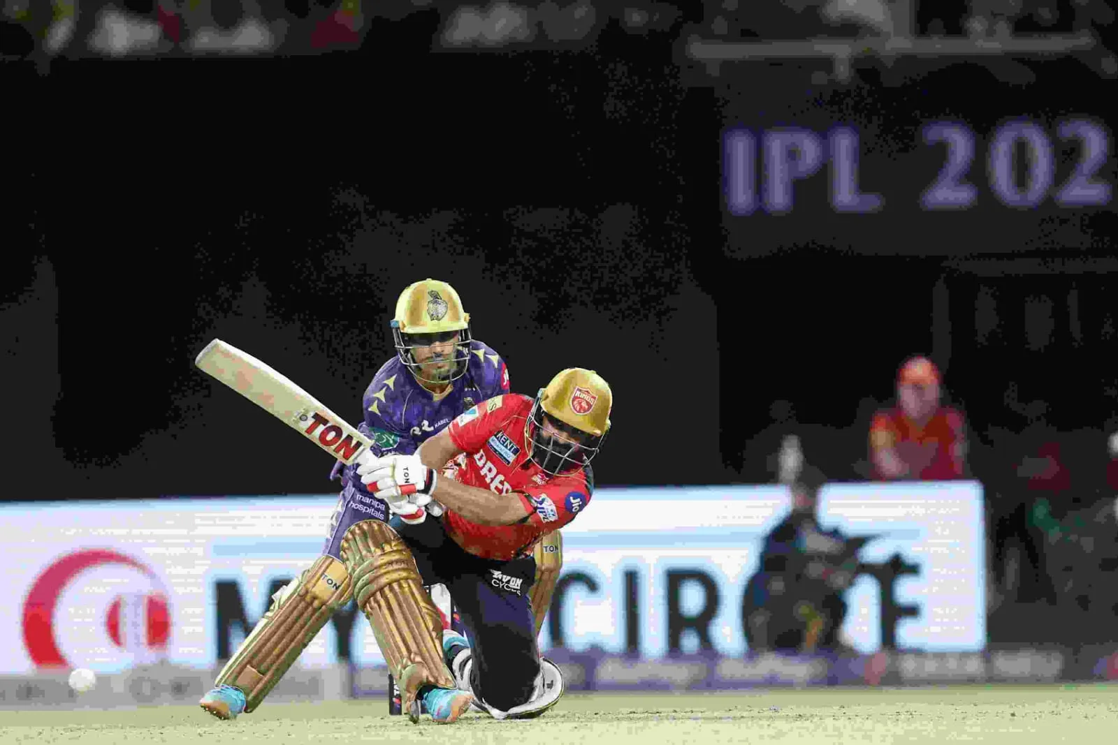 Prabhsimran Singh plays a switch-hit six against Sunil Narine